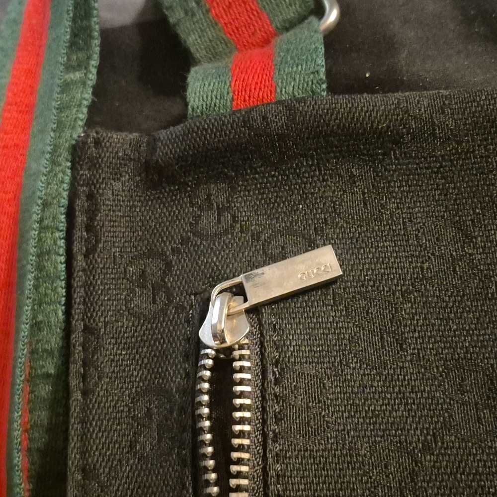 Authentic--Gucci Black Belt Bag with Green and Red Strap - Picture 6 of 12